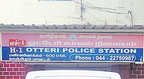 வண்டலூர் அருகே ஓட்டலில் நாட்டு வெடிகுண்டு வீச்சு: பைக்கில் தப்பிய 2 பேருக்கு போலீஸ் வலைவீச்சு