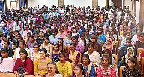 கிங்மேக்கர்ஸ் ஐஏஎஸ் அகாடமி வழங்கும் ‘இந்து தமிழ் திசை - உனக்குள் ஓர் ஐஏஎஸ்' என்கிற யுபிஎஸ்சி, டிஎன்பிஎஸ்சி போட்டித் தேர்வுகளுக்கான வழிகாட்டுதல் நிகழ்ச்சி சென்னை அடையாறில் உள்ள பாட்ரிஷியன் கலை மற்றும் அறிவியல் கல்லூரியில் நேற்று நடைபெற்றது. இதில் பங்கேற்ற மாணவர்கள் மற்றும் பெற்றோர்.படங்கள்:எஸ்.சத்தியசீலன்