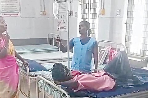 நோயாளிக்கு ‘ட்ரிப்ஸ்’ செலுத்தும் தூய்மைப் பணியாளர்.