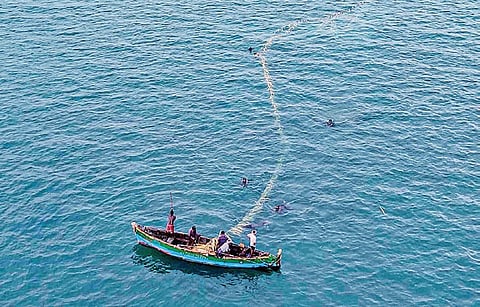 பாம்பனில் பாரம்பரிய ஓலை வலை மீன்பிடி முறை - பார்வையிட சுற்றுலா பயணிகள் ஆர்வம்