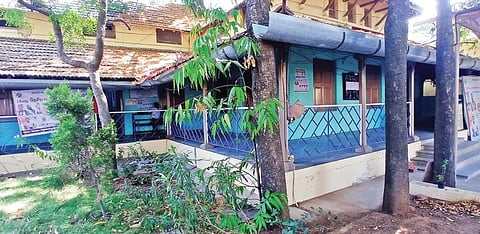 ஓசூர் வட்டாட்சியர் அலுவலக கட்டிடத்தில் மழை நீர் வழிந்தோட தகர தடுப்புகள் அமைக்கப்பட்டுள்ளன. ஆனால், மழை நீர் சேகரிப்புத் தொட்டி இல்லாததால், மழை நீர் நிலத்தில் விழுந்து வீணாகும் நிலையுள்ளது.