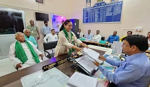 ராஷ்டிரிய ஜனதா தள தலைவர் லாலு பிரசாத் யாதவின் மகள் ரோகிணி ஆச்சார்யா, பிஹாரின் சரன் மக்களவைத் தொகுதியில் போட்டியிட நேற்று வேட்புமனு தாக்கல் செய்தார். உடன், லாலு பிரசாத் யாதவ் உள்ளார். படம்: பிடிஐ