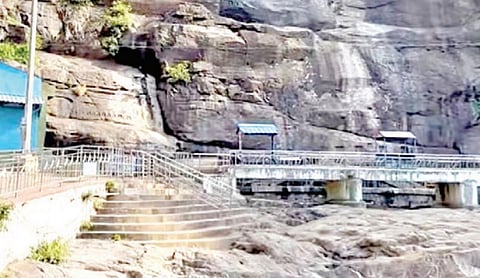 நீரின்றி வறண்டு காணப்பட்ட குற்றாலம் பிரதான அருவி.