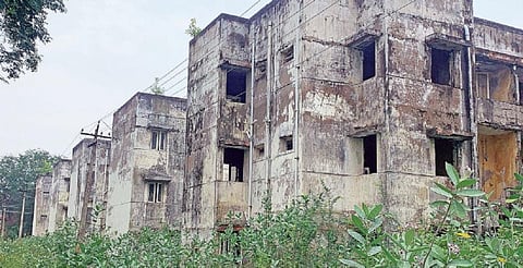 விழுப்புரம் கிழக்கு பாண்டி சாலையில் பாழடைந்து  கிடக்கும் அரசு ஊழியர்களுக்கான குடியிருப்புகள்.