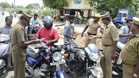 போலிகளை தடுக்கவே வாகனத்தில் ‘அங்கீகரிக்கப்படாத ஸ்டிக்கர் ஒட்ட தடை’ - போக்குவரத்து போலீஸ் விளக்கம்