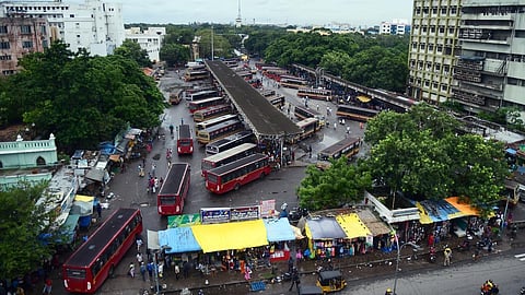 பிராட்வே பேருந்து நிலையத்தை தற்காலிகமாக சென்னை தீவுத்திடலுக்கு மாற்ற திட்டம்