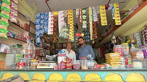 தன் தந்தையுடன் வாஹித் மூமின்