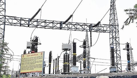 கோவை டாடாபாத் பகுதியில் மின்வாரிய தலைமைப் பொறியாளர் அலுவலக வளாகத்தில் அமைந்துள்ள மின் உற்பத்திக் கட்டமைப்பு. | படம்: ஜெ.மனோகரன்