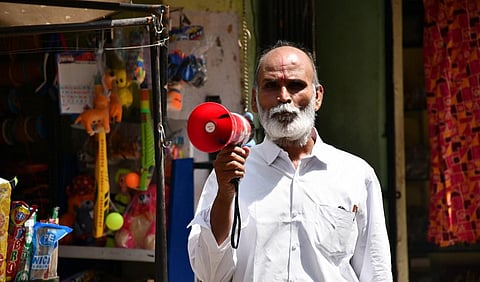மதுரை நகர் வீதிகளில் ஒலிபெருக்கி மூலம் கோடை வெயில் குறித்து விழிப்புணர்வு ஏற்படுத்தும் முதியவர் அமுதன். படம்: எஸ்.கிருஷ்ணமூர்த்தி