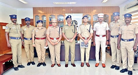 சேலம் தொழிலதிபரை கடத்தி நகை மற்றும் பணம் பறித்த பெண் உட்பட 5 பேரை கைது செய்த போலீஸாரை திருநெல்வேலி மாநகர காவல் ஆணையர் மூர்த்தி பாராட்டினார்.