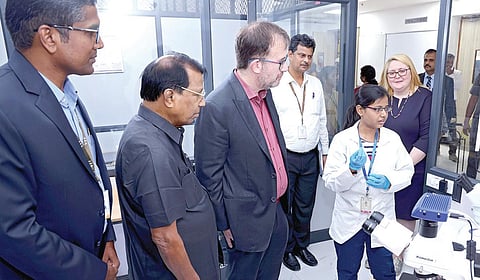 வேலூர் விஐடி பல்கலை.யில் தூய்மையான சூழலுக்கான மையத்தை திறந்துவைத்துப் பார்வையிட்ட அமெரிக்க துணைத் தூதர் கிறிஸ் ஹோட்ஜஸ். உடன், விஐடி வேந்தர் கோ.விசுவநாதன் உள்ளிட்டோர்.