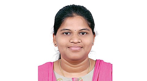 பீடி சுற்றும் தொழிலாளியின் மகள் இன்பா: யுபிஎஸ்சி தேர்வில் விடாமுயற்சியுடன் 3-வது முறை வெற்றி