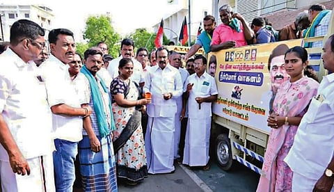 திமுக தொழிற்சங்கம் சார்பில், ஈரோட்டில் நடமாடும் நீர்மோர் விநியோகிக்கும் வாகனத்தை அமைச்சர் முத்துசாமி தொடங்கி வைத்தார்.