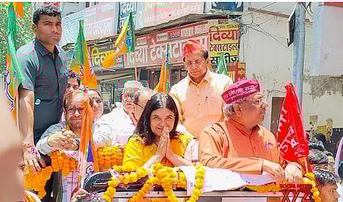 உத்தரப் பிரதேசம் சுல்தான்பூரில் முன்னாள் மத்திய அமைச்சர் மேனகா காந்தி  வேட்புமனு தாக்கல் செய்தார்