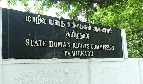 முதியவரை மீட்ட காவல் அதிகாரிகளுக்கு மனித உரிமைகள் ஆணையம் பாராட்டு