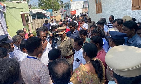 பொதுமக்களின் எதிர்ப்பை மீறி திருவேற்காட்டில் கூவம் ஆக்கிரமிப்புகளை அகற்ற கணக்கெடுப்பு