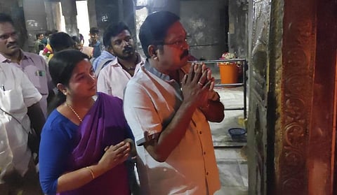 தஞ்சை அருகே கஞ்சனுார் கற்பகாம்பாள் உடனாய அக்னீஸ்வரர் கோயிலில் தனது மனைவியுடன் வழிபாட்டில் ஈடுபட்ட அமமுக பொதுச் செயலாளர் டிடிவி தினகரன்