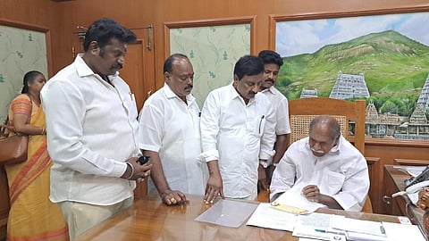 மீன்பிடி தடைக்கால உதவித் தொகையை ரூ.10,000 ஆக உயர்த்துக: புதுச்சேரி அதிமுக மனு