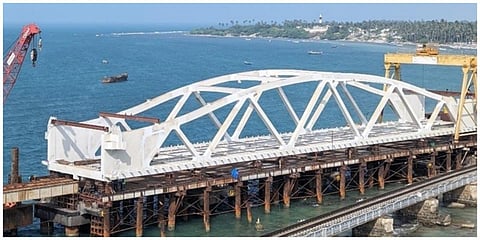 பாம்பன் கடலில் நடைபெற்று வரும்  புதிய ரயில் பாலம்  அமைக்கும் பணி