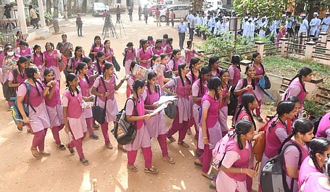 மாணவர்கள்