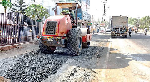 காந்திஜி சாலையில் நடைபெ ற்றும் வரும் தார் சாலை அமைக்கும் பணி.

| படம்: ஆர்.வெங்கடேஷ் |