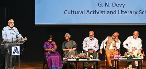 ஆசிய இதழியல் கல்லூரி சார்பில் சிறந்த ஊடகவியலாளர் விருது வழங்கும் விழா சென்னையில் நேற்று நடந்தது. இதில் பத்திரிகையாளர்கள் தபசியா, நிதின் சேத்தி, அகிலேஷ் பாண்டே மற்றும் புகைப்பட கலைஞர் சுதீப் மைதிக்கு  விருதுகள் வழங்கப்பட்டன. இவ்விழாவில் பேசுகிறார் ஊடக மேம்பாட்டு அறக்கட்டளையின் அறங்காவலர் என்.முரளி. அருகில் ஆசிய ஊடகவியல் கல்லூரி தலைவர் சஷி குமார், டீன் குஷ்பு நாராயணன், கலாச்சார செயற்பாட்டாளரும், இலக்கிய வாதியுமான ஜி.என்.தேவி, விருது தேர்வாளர் குழுவினரான ராகுல் ஜேக்கப், கவுதம் பாட்டியா, அம்மு ஜோசப் உள்ளிட்டோர். படம்: எஸ்.சத்தியசீலன்