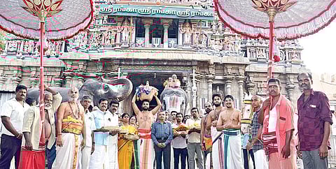 ஆண்டாள் கோயிலில் இருந்து மாலை, பட்டு வஸ்திரங்கள் உள்ளிட்டவற்றை யானை மீது வைத்து ஊர்வலமாக நேற்று ஸ்ரீரங்கம் கோயிலுக்கு எடுத்துவந்த  ஸ்ரீவில்லிபுத்தூர் கோயில் நிர்வாகிகள். படம்: ர.செல்வமுத்துகுமார்