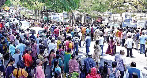 நீட் நுழைவுத் தேர்வு நேற்று நாடு முழுவதும் நடைபெற்றது. சென்னை எழும்பூரில் உள்ள தனியார் பள்ளி முன்பு பெற்றோருடன் குவிந்த தேர்வர்களால் கூட்டம் அலைமோதியது. படம்: எஸ்.சத்தியசீலன்