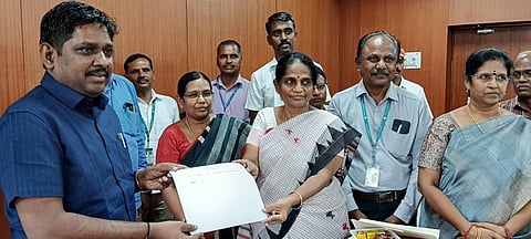 திருப்பூர் மாவட்ட ஆட்சியர் தா. கிறிஸ்துராஜிடம் தேர்வு முடிகளை காட்டி வாழ்த்து பெற்ற முதன்மை கல்வி அலுவலர் கீதா மற்றும் கல்வித் துறை அதிகாரிகள்.