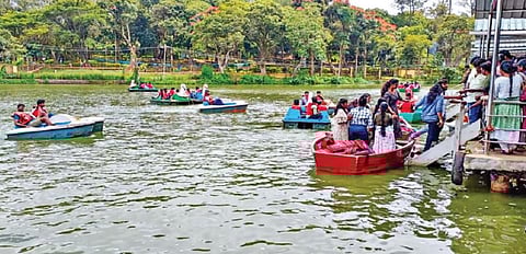 விடுமுறை தினமான நேற்று, ஏற்காட்டில் சுற்றுலாப் பயணிகள் வருகை அதிகரித்து காணப்பட்டது. ஏற்காடு ஏரியில் ஏராளமானோர் படகு சவாரி செய்து மகிழ்ந்தனர்.