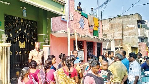 ஆரணியில் நடிகர் விஜய் கட்சியின் வீட்டை முற்றுகையிட்ட பெண்களிடம் பேச்சுவார்த்தை நடத்திய காவல்துறையினர்.