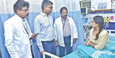 லெமூர் கடற்கரையில் கடல் சீற்றத்தால் பாதிக்கப்பட்டு சிகிச்சை பெற்று வரும் மருத்துவ மாணவியை ஆட்சியர் தர் சந்தித்து ஆறுதல் கூறினார்.