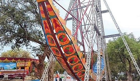 வீரபாண்டி கோயில் திருவிழாவையொட்டி ராட்டினம் அமைக்கும் பணியில் ஈடுபட்டிருந்த தொழிலாளி.