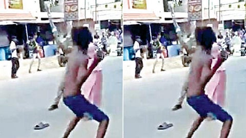 சமூக வலைதளங்களில் வைரலாகி வரும், ஆவடியில் தலைமை காவலரை போதை இளைஞர் லோகேஷ் கற்களை வீசி தாக்கும் வீடியோ காட்சி.