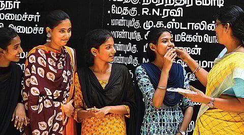 பெரம்பூர் மாநகராட்சி பெண்கள் பள்ளி மாணவிகள் பூங்கோதை, ஹரிணி பிரியா மற்றும் திவ்யாஸ்ரீ ஆகியோர் பிளஸ்-2 பொதுத் தேர்வில் சென்னை மாநகராட்சி பள்ளி அளவில் முதல் மற்றும் 3-ம் இடங்களைப் பிடித்துள்ளனர். மாணவிகளுக்கு இனிப்பு ஊட்டிய பள்ளி தலைமை ஆசிரியை. 
| படம்: எஸ்.சத்தியசீலன் |