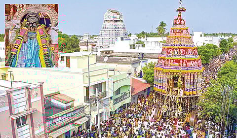 ஸ்ரீரங்கம் ரங்கநாதர் கோயிலில் நேற்று நடைபெற்ற சித்திரை தேரோட்டத்தில் வடம் பிடித்து தேர் இழுத்த பக்தர்கள். (உள்படம்) தேரில் எழுந்தருளிய நம்பெருமாள்.படங்கள்: ர.செல்வமுத்துகுமார்