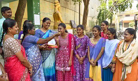 பிளஸ் 2 பொதுத்தேர்வு முடிவுகள் வெளியானதையடுத்து சேலம் குகை அரசு மகளிர் மேல்நிலைப் பள்ளியில் அதிக  மதிப்பெண் பெற்று தேர்ச்சி பெற்ற மாணவிகளுக்கு ஆசிரியர்கள் இனிப்பு வழங்கி வாழ்த்துக்களை தெரிவித்தனர். படங்கள்: எஸ். குரு பிரசாத்