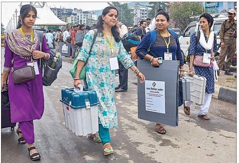 மூன்றாவது கட்ட மக்களவைத் தேர்தலில் நாடு முழுவதும் 93 தொகுதிகளுக்கு இன்று வாக்குப்பதிவு நடைபெறுகிறது. இதற்காக அசாம் மாநிலம், குவாஹாட்டியில் இருந்து தேர்தல் அலுவலர்கள் நேற்று அவரவர் வாக்குச் சாவடிகளுக்கு புறப்பட்டனர். படம்: பிடிஐ