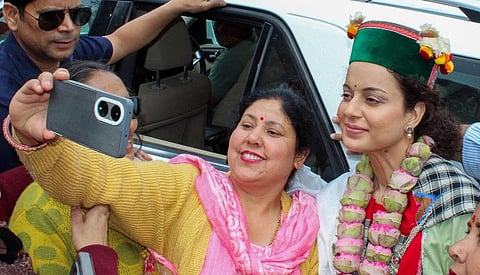 இறை வழிபாடு, செல்பி எடுத்தல், காங். மீதான சாடல்... - கங்கனா பிரச்சார உத்தி