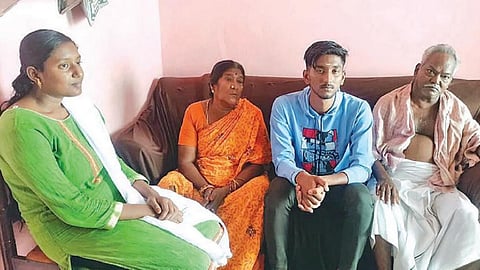 அரசுப் பள்ளி மாணவர் திருவருட்செல்வனுடன், அவரது சகோதரி லாவண்யா மற்றும் உறவினர்கள்.