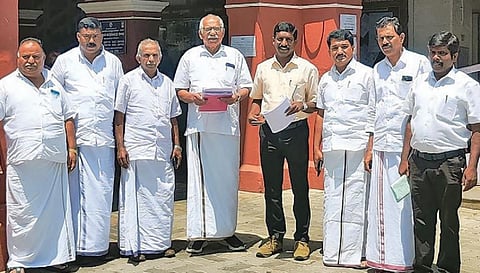 நீலகிரி மாவட்ட ஆட்சியரிடம் மனு அளிக்க வந்த கூடலூர் மதச்சார்பற்ற கட்சிகளின் பிரதிநிதிகள். படம்: ஆர்.டி.சிவசங்கர்.