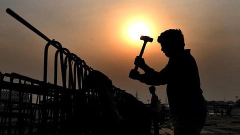 பகல் நேரத்தில் நேரடி வெயிலில் தொழிலாளர்களை பணியில் ஈடுபடுத்த வேண்டாம்: நிறுவனங்களுக்கு சுகாதாரத் துறை அறிவுறுத்தல்