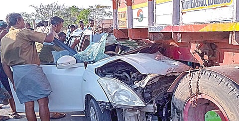 அரியலூர் மாவட்டம் திருமானூர் அருகே லாரி மீது மோதிய கார்.