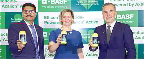 ஹைதராபாத்தில் ‘எஃபிகான்’ பூச்சிக்கொல்லி மருந்தை பிஏஎஸ்எஃப் நிறுவனத்தின் இந்தியாவுக்கான வணிக இயக்குநர் கிரிதர் ரணுவா,   ஆசிய பசிபிக் நாடுகளுக்கான மூத்த துணைத் தலைவர் சிமோன் பார்க், மூத்த துணைத் தலைவர் (விவசாயத் தீர்வுகள் - சர்வதேச சந்தை உத்திகள்) மார்கோ க்ரோஸ்டானோவிக் ஆகியோர் அறிமுகம் செய்தனர்.