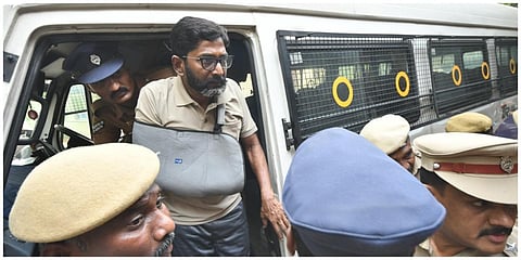 சவுக்கு சங்கரை மதுரை நீதிமன்றத்தில் கஞ்சா வழக்கில் போலீஸார் ஆஜர்படுத்தினர்   | படங்கள்: எஸ்.கிருஷ்ணமூர்த்தி