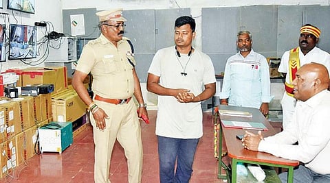 விழுப்புரம் மக்களவைத் தொகுதியின் வாக்கு எண்ணும் மையமான விழுப்புரம் அறிஞர் அண்ணா அரசு கலைக் கல்லூரியில் கண்காணிப்பு கேமராக்கள் சரிசெய்யப்பட்டு இயங்குவதை ஆட்சியர் பழனி ஆய்வு செய்கிறார்.