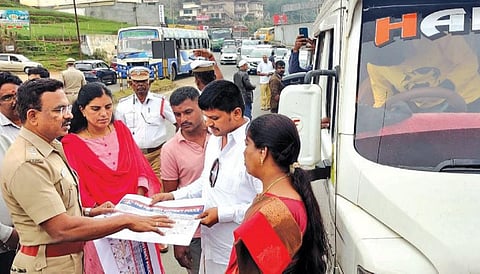 உதகையில் உள்ள சுற்றுலா தலங்கள் குறித்து அறிய ‘கியூஆர் கோடு’ வரை படத்தை சுற்றுலா பயணிகளுக்கு வழங்கிய நீலகிரி மாவட்ட காவல் கண்காணிப்பாளர் ப.சுந்தர வடிவேல். படம்: ஆர்.டி.சிவசங்கர