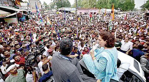 உத்தர பிரதேச மாநிலம் ரேபரேலி மக்களவை தொகுதியில் காங்கிரஸ் சார்பில் போட்டியிடும் ராகுல் காந்திக்கு ஆதரவாக அவரது சகோதரியும் கட்சியின் பொதுச் செயலாளருமான பிரியங்கா காந்தி நேற்று வாகனத்தில் ஊர்வலமாக சென்று வாக்கு சேகரித்தார். 
| படம்: பிடிஐ |