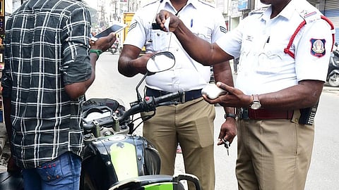 இலக்கு நிர்ணயித்து அபராதம் விதிப்பதை போக்குவரத்து போலீஸார் கைவிட கோரிக்கை