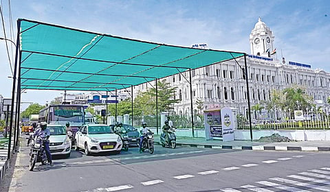 அக்னி  வெயிலில் இருந்து பொதுமக்களை காக்கும் வகையில் சென்னை மாநகராட்சி சார்பில் முக்கிய சிக்னல்களில் வாகன ஓட்டிகள் நிற்க துணியால் நிழற்குடை அமைக்கப்பட உள்ளது. இதன் முதல்கட்டமாக சென்னை மாநகராட்சி ரிப்பன் மாளிகை அருகே உள்ள சிக்னலில் அமைக்கப்பட்டுள்ள நிழற்பந்தல்.படம்: ம.பிரபு